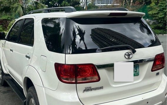 White Toyota Fortuner 2009 for sale in Makati-6