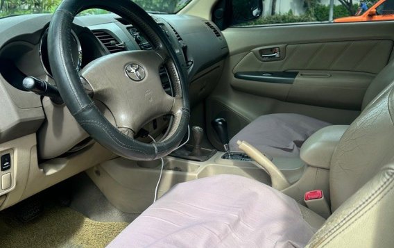 White Toyota Fortuner 2009 for sale in Makati-3