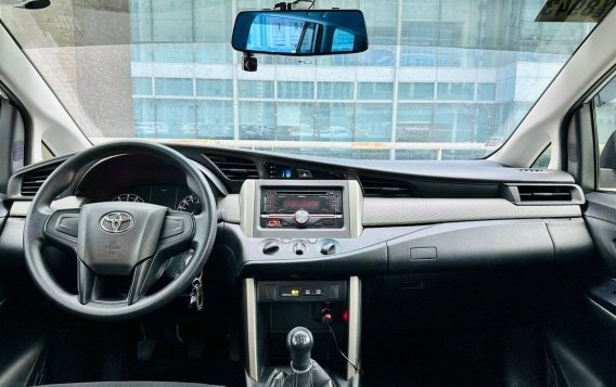 Selling White Toyota Innova 2016 in Makati-8