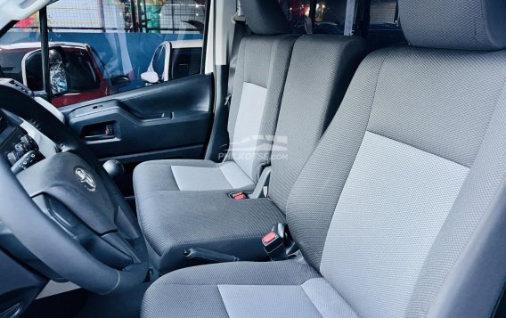 2019 Toyota Hiace  Commuter Deluxe in Las Piñas, Metro Manila-10