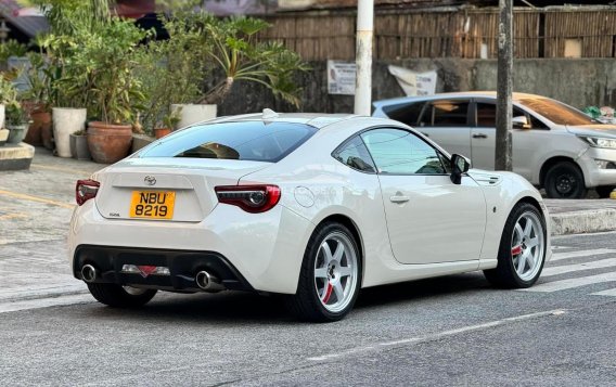 2017 Toyota 86 2.0 White Pearl MT in Manila, Metro Manila-18