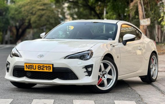 2017 Toyota 86 2.0 White Pearl MT in Manila, Metro Manila-11