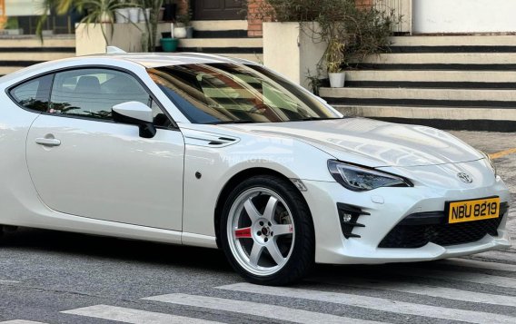 2017 Toyota 86 2.0 White Pearl MT in Manila, Metro Manila-8