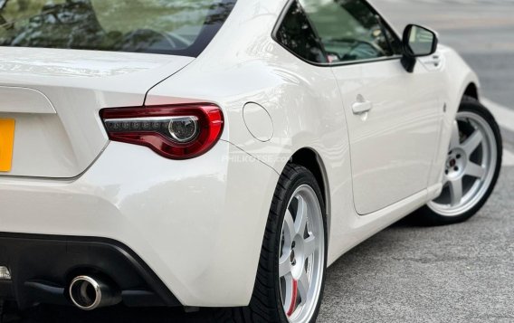 2017 Toyota 86 2.0 White Pearl MT in Manila, Metro Manila-4