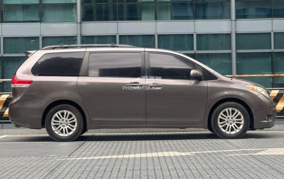 2011 Toyota Sienna in Makati, Metro Manila