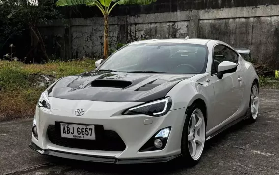 2015 Toyota 86 2.0 White Pearl AT in Manila, Metro Manila-2