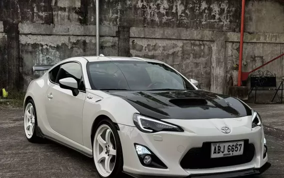 2015 Toyota 86 2.0 White Pearl AT in Manila, Metro Manila-11