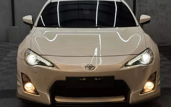 2014 Toyota 86 2.0 White Pearl AT in Manila, Metro Manila-1