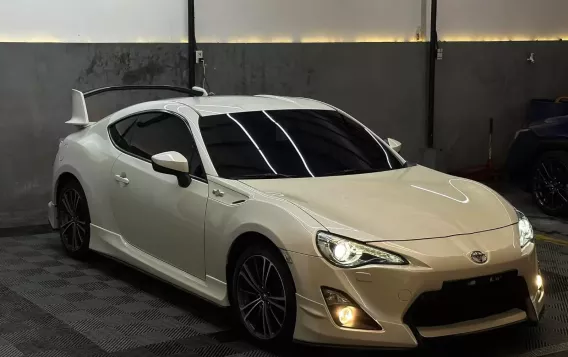 2014 Toyota 86 2.0 White Pearl AT in Manila, Metro Manila-2