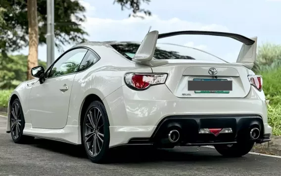 2014 Toyota 86 2.0 White Pearl AT in Manila, Metro Manila-4