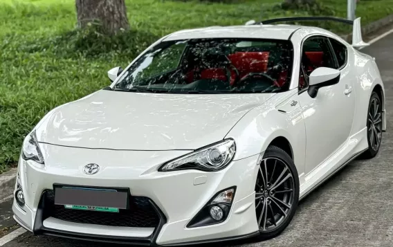 2014 Toyota 86 2.0 White Pearl AT in Manila, Metro Manila-5