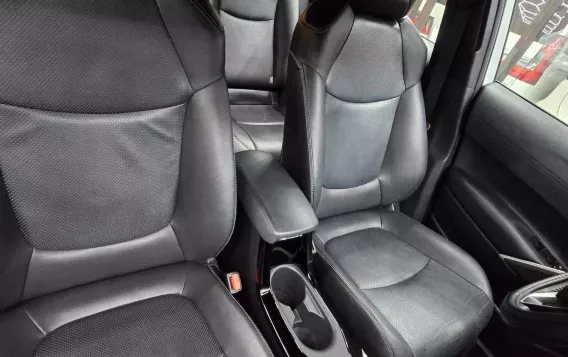 2016 Toyota Corolla Cross Hybrid V 1.8 CVT in Manila, Metro Manila-8